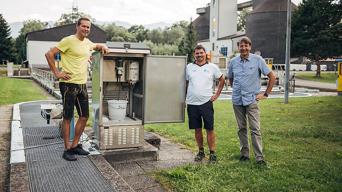 Stefan Fladischer (Mitte) mit Andreas Zöscher (links) und Norbert Kreuzinger (rechts) mit dem  Mischautomaten