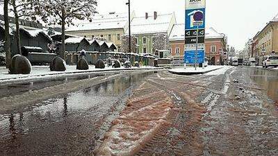 Der Schnee am Neuen Platz färbt sich schon rot