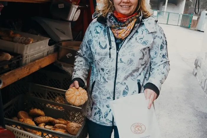 Manuela Leitner fährt mit ihrem roten Bäckerbus bis in die hintersten Winkel des Bezirkes.