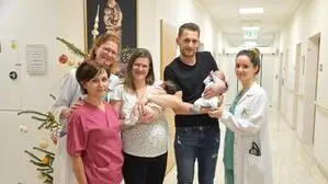 Die stolze Mama Selina Krainer mit Marie sowie der strahlende Papa Alexander Prasser mit Ben im Krankenhaus St. Veit. Weiters auf dem Bild: Hebamme Martina Ceplak (vorne links), und die beiden Ärztinnen Katharina Herzog (links hinten) und Rebecca Auer-Brunch (rechts)