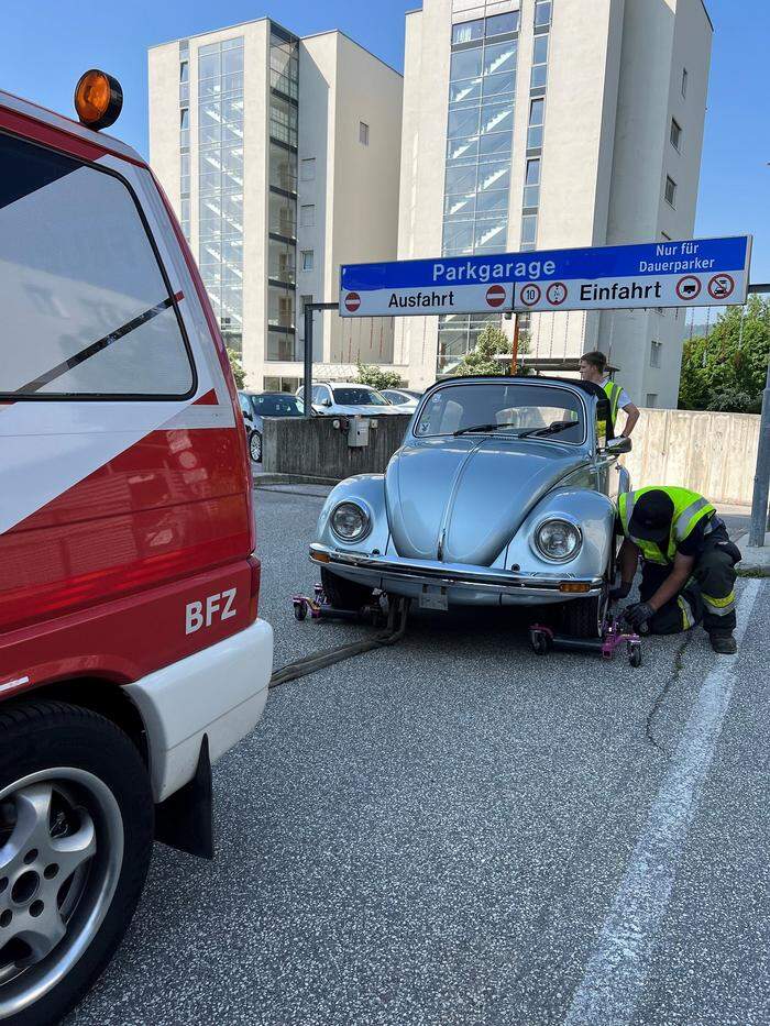 Der VW Käfer musste abgeschleppt werden