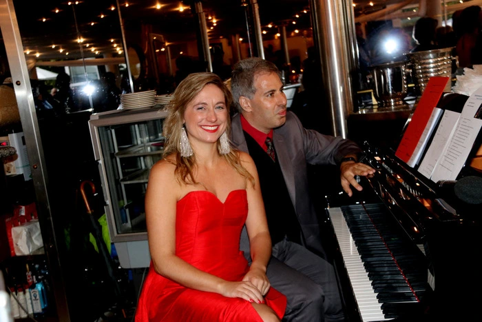 Die Kärntner Künstlerin Johanna Kräuter mit Lior Kretzer am Klavier.