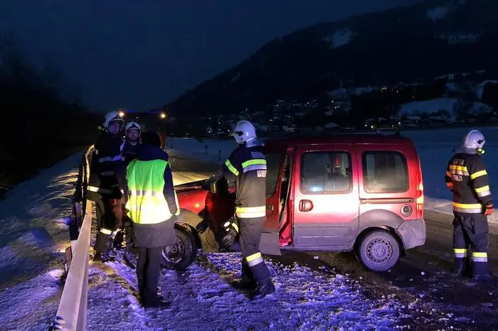 Um 4:56 Uhr alarmierte eine Privatperson die Einsatzkräfte, da sie im Ortsteil Liesing aufgrund der Schneeverwehungen auf einer Gemeindestraße mit dem PKW hängen geblieben ist. Die Feuerwehren führten die Bergung des Fahrzeuges durch, sodass der Lenker seine Fahrt fortsetzen konnte.  