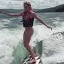 Mikaela Shiffrin beim Surfen