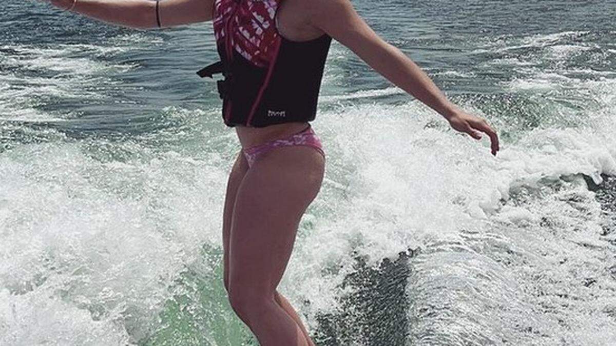 Mikaela Shiffrin beim Surfen