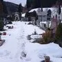 Die Wege zu den Gräbern sind mit Schnee bedeckt