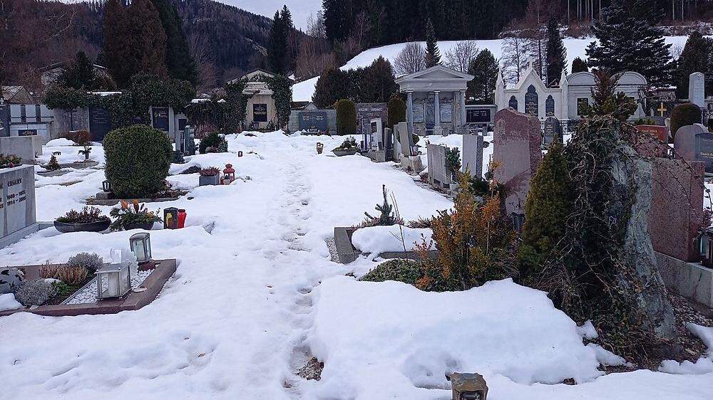 Die Wege zu den Gräbern sind mit Schnee bedeckt