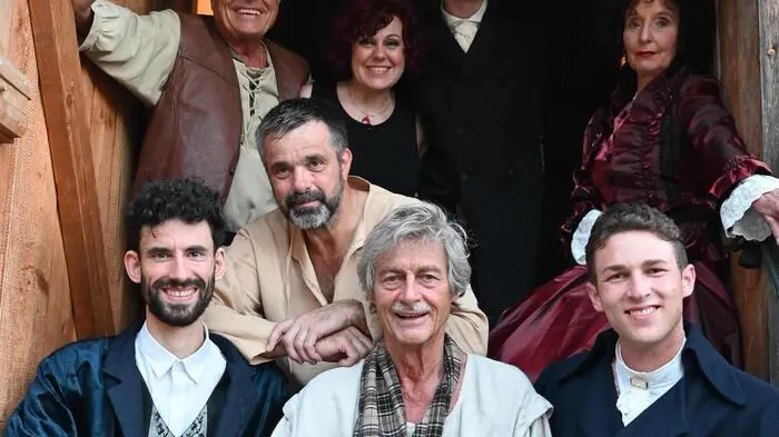 Die Schauspieler v.l. vorne: Manuel Dragan - Stifler, Charles Elkins - Regie und Herr von Lips, Johannes Modritscher - Wixer, 
v.l. hinten: Erwin Neuwirth - Pächter Krautkopf, Arnold Dörfler - Schlosser Gluthammer, Dagmar Sickl - Kathi, Jan Bach und Christa Pillmann - Madamme Schleyer und Mathilde 