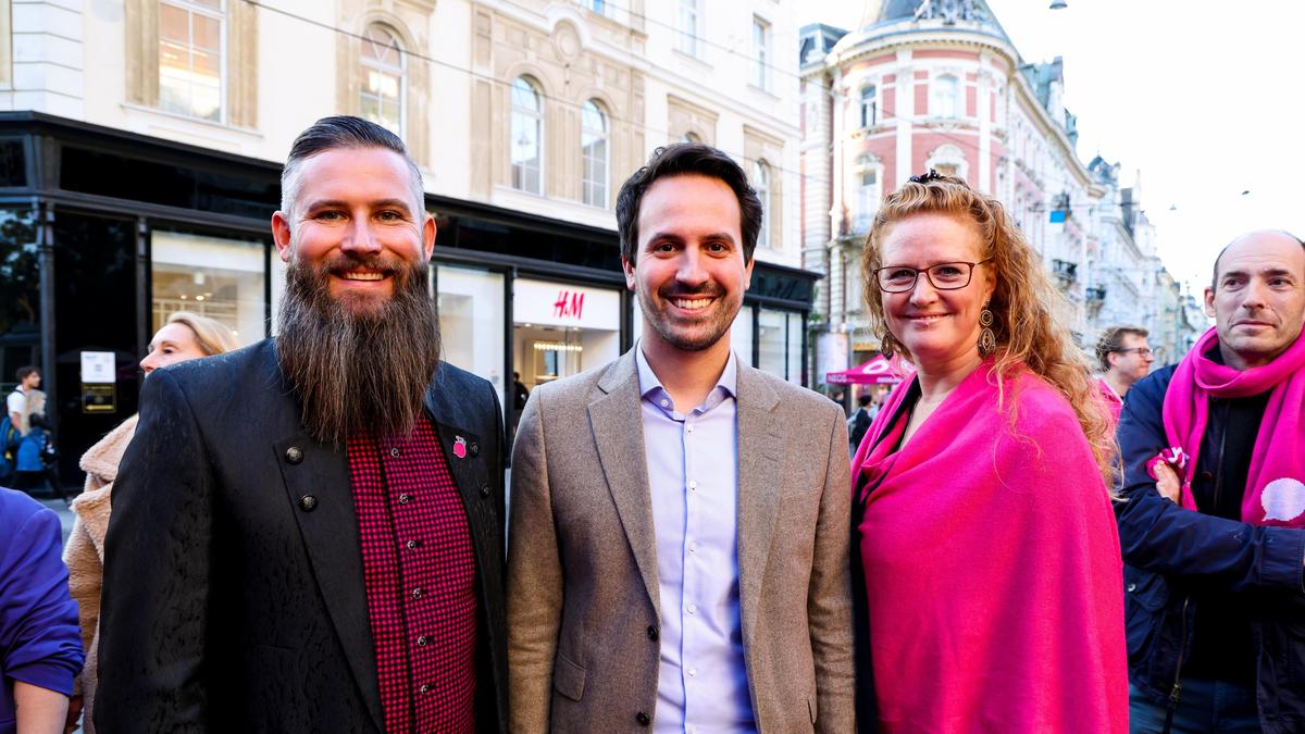 Wiens Vizebürgermeister Christoph Wiederkehr (M.) mit Fiona Fiedler und Robert Reif (Neos) in Graz 