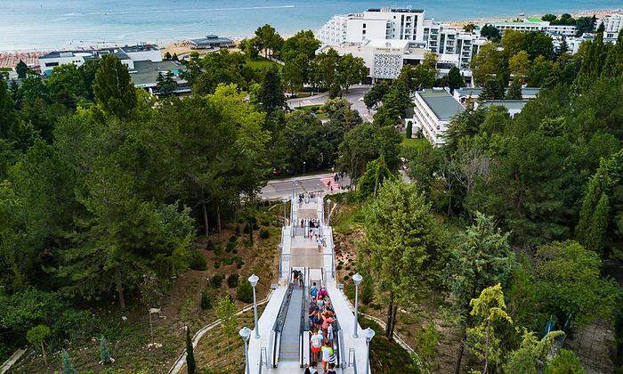 Die Hotels im Wald verbindet eine Freiluft-Rolltreppe mit dem Strand 