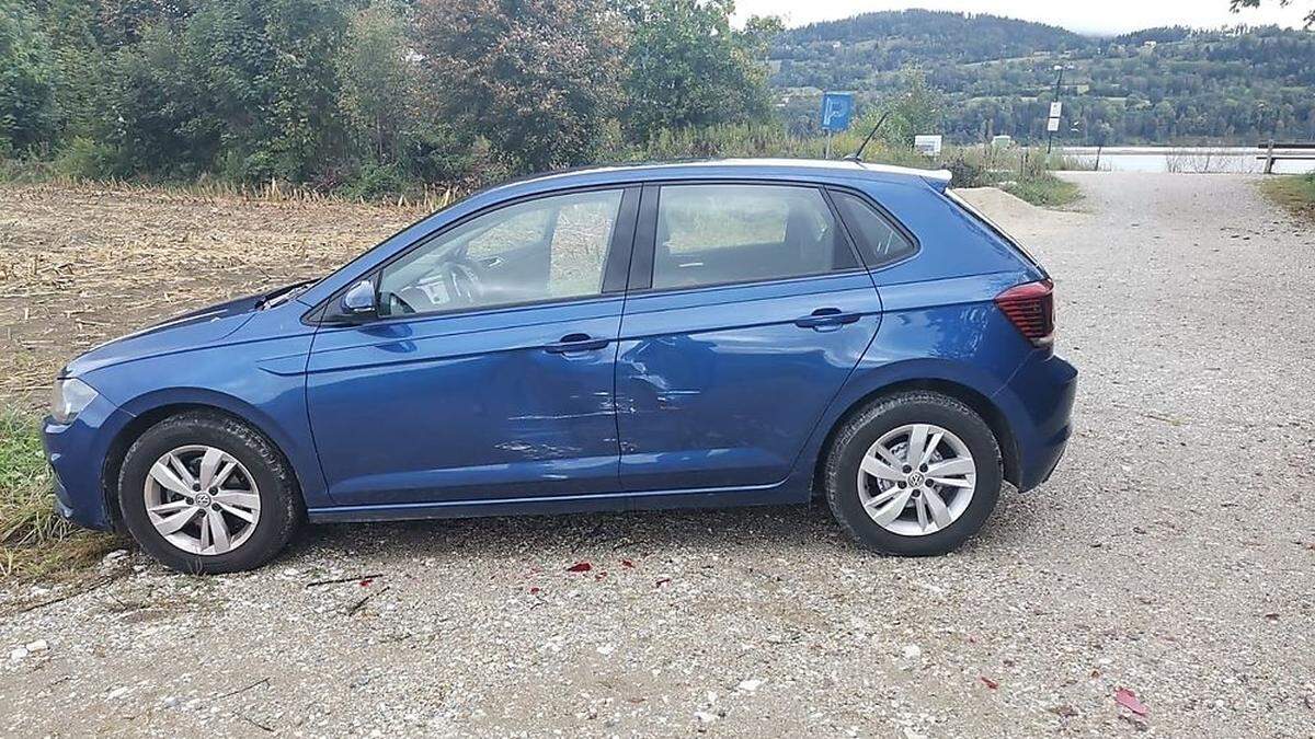 Das beschädigte Polo am Parkplatz der Brenndorfer Bucht