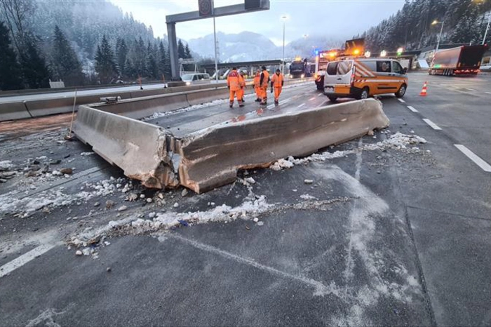 Eine Betontrennwand wurde schwer beschädigt