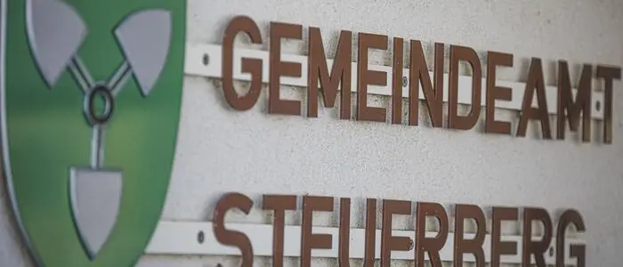 Eine Wand mit der Aufschrift Gemeindeamt Steuerberg