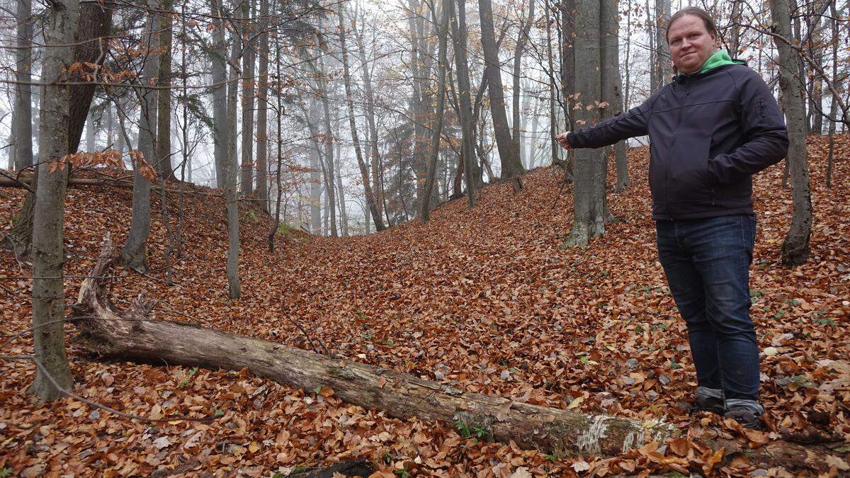 Eine Struktur, die nicht natürlich entstehen kann: Im Mittelalter war hier ein Burggraben