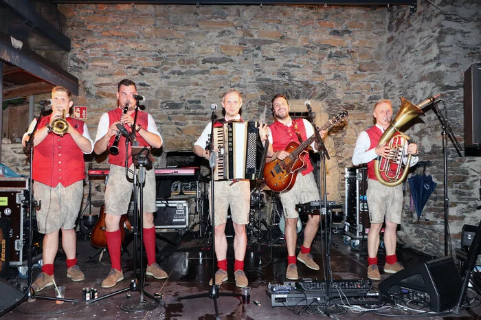 „Die jungen fidelen Lavanttaler“ sorgten im Festsaal für gute Live Musik.