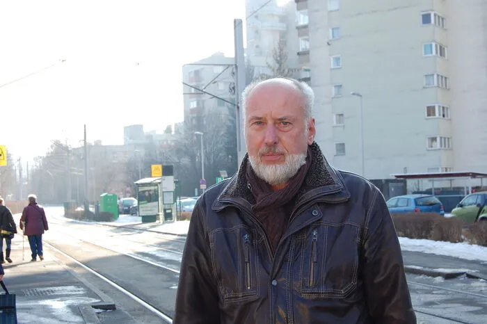 Hermann Siller: "Meine Tochter und mein Schwiegersohn wohnen im Sternäckerweg. Im Bereich des Fußballplatzes gibt es eine etwa 100 Meter lange Gehsteiglücke. Als der Platz erweitert wurde, ist der Gehsteig nicht berücksichtigt worden. Die Begrenzungspflöcke neben der Straße sind so gesetzt, dass Fußgänger auf der Fahrbahn gehen müssen. Im Sommer hängen auch noch Sichtschutznetze, die den Autofahrern die Sicht auf Fußgänger in der Kurve nehmen. Platz für einen Gehsteig wäre genug vorhanden."