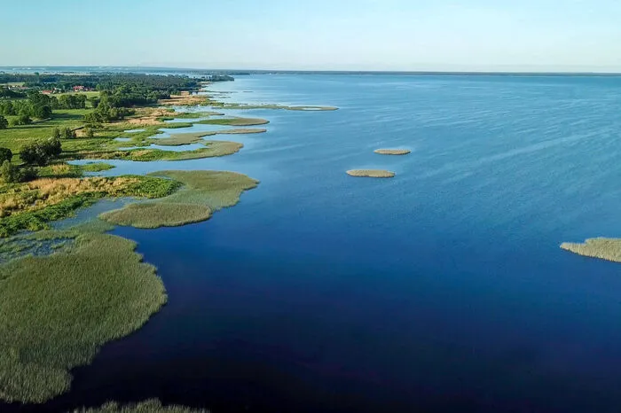 Die Inseln Usedom und Wollin versperren den Weg zum Meer und die Oder und mehrere andere Flüsse münden in einem Haff, seinem vom tieferen Hauptteil des Meeres getrennten Brackwasserbereich.