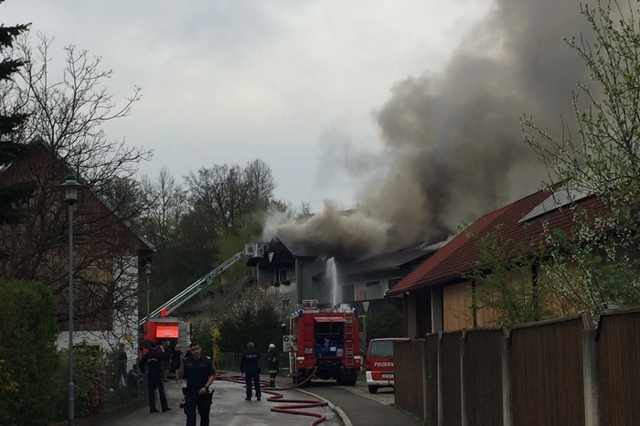 Der Wassermangel war nicht zu beheben, weshalb sich die Feuerwehren von dem Haus zurückziehen mussten.