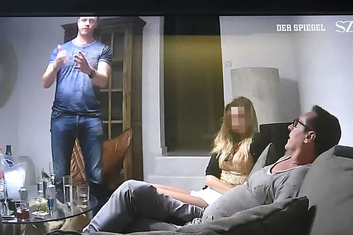 Auf dem heimlich gefilmten Video ist Strache gemeinsam mit einer vermeintlichen russischen Investorin zu sehen, mit der er über Staatsaufträge für millionenschwere Spenden sprach. Darüber hinaus sorgte er u.a. mit Vorschlägen zur Übernahme der "Kronen Zeitung" und zum Austausch unliebsamer Journalisten ("zack, zack, zack") für Empörung.