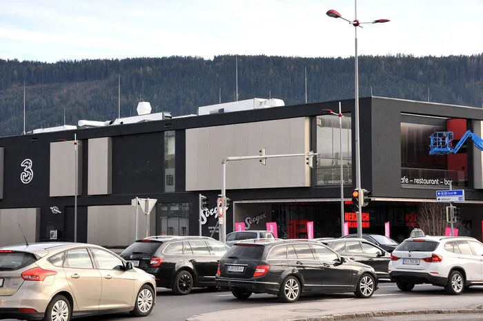 Huemer Kreuzung Kreuzungen und vier Ampeln führen immer wieder zu Staus auf der B 320 Ennstal Bundesstraße in Liezen
