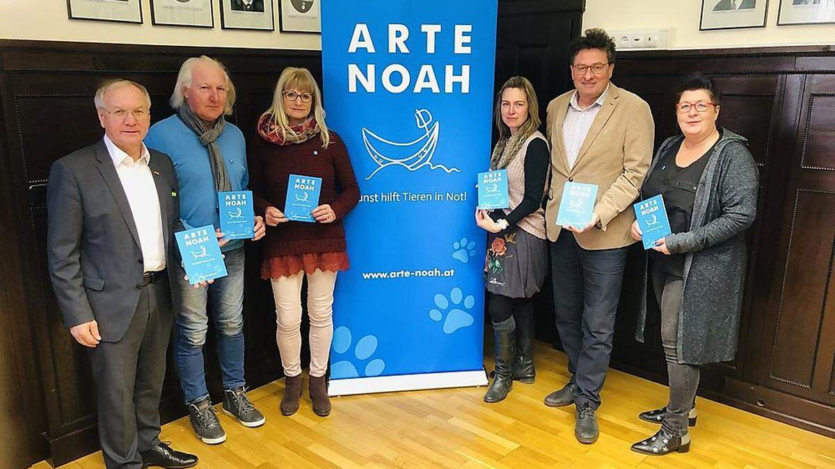 Das Arte Noah-Team um Obmann Ludwig Haas (2.v.li.) mit Bürgermeister Josef Ober (li.) und Feldbachs Kulturreferent Michael Mehsner (2.v.re.)