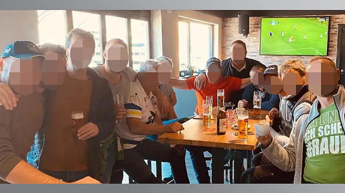 Ausgelassene Stimmung ohne Abstand und Masken	