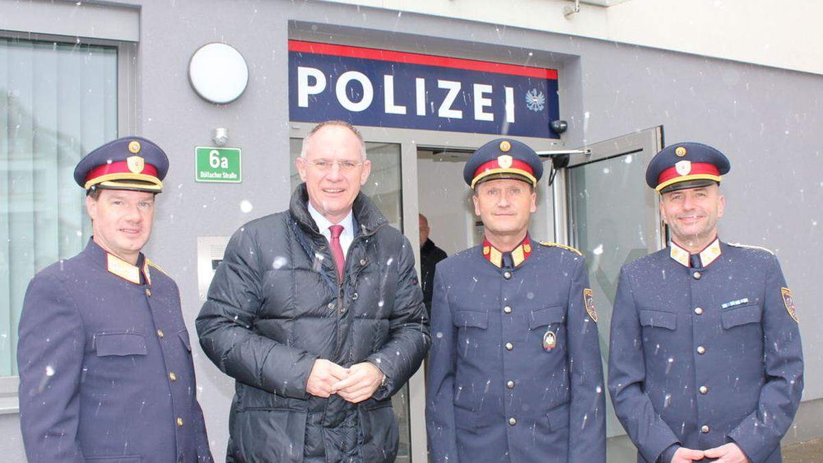 Innenminister Karner mit LPD-Chef Ortner, Bezirkspolizeikommandant Siegmund Schnabl und Sulzbacher