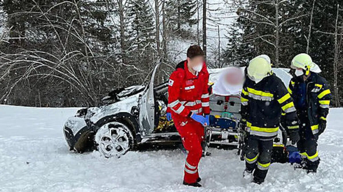 Der Mann (78) und die beiden Beifahrerinnen (29, 36) wurden zum Teil schwer verletzt