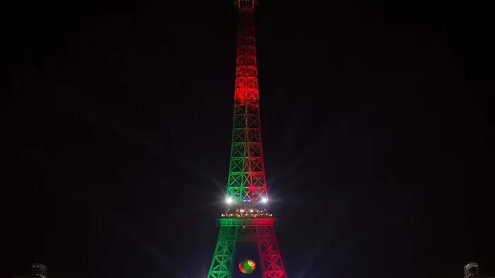 Nach Portugals Einzug in das Halbfinale leuchtete der Eiffelturm in der Nacht auf heute in rot und grün.