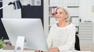 Ältere Angestellte in einem Unternehmen