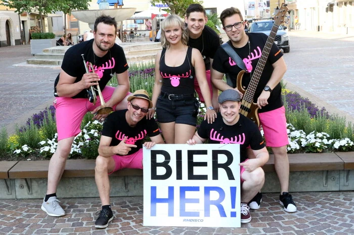 Dem St. Veiter Stadtmarketing war es gelungen, die bekannte Kärntner Partyband „Die Elchos“ („I kenn di von mein Handy“) für einen Auftritt am Hauptplatz zu gewinnen. 