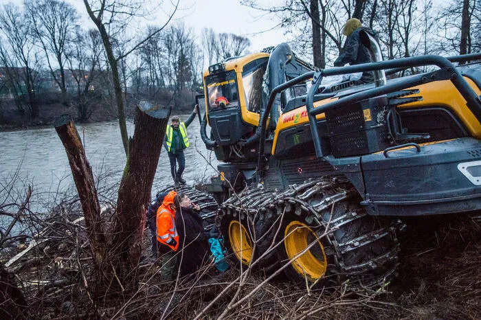 ... wo zeitweise Aktivisten auf die Baustelle kamen.