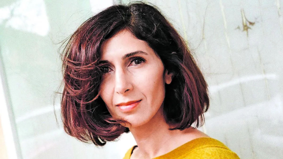 Nava Ebrahimi, geboren 1978 in Teheran/Iran, wuchs in Köln auf und kam 2012 nach Graz, lebt und arbeitet hier. Sie studierte Journalismus und Volkswirtschaftslehre in Köln und arbeitete unter anderem als Redakteurin bei der Financial Times Deutschland und der Kölner StadtRevue. 