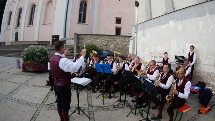 Die Trachtenkapelle Griffen sorgte für musikalische Klänge am Kirchplatz