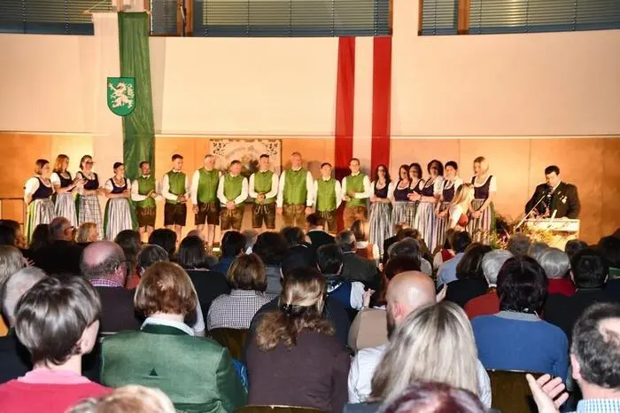 Obfrau Claudia Santner begrüßte Vizebürgermeister und Kulturreferent Kurt Kreinbucher, Bezirksobmann Gert Rundhammer sowie Bezirkschorleiter Franz Valencak und führte charmant durch das Programm.