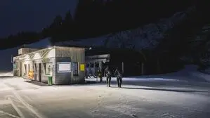 Silvester Grogl und Günter Schmid beim morgendlichen Weg zur Arbeit in der Nähe der Talstation der Lärchkogelbahn