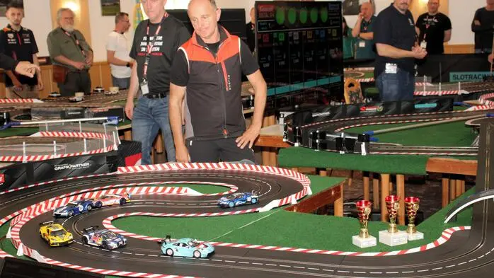 Auf Einladung des Weststeirischen Carrera-Clubs lieferten sich am vergangenen Wochenende über 60 Fahrer aus Österreich, Deutschland und der Schweiz spannende Duelle auf zwei Slotcar-Bahnen in Bärnbach.