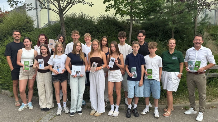 Tierschutzombudsfrau Karoline Schlögel (hinten 2.v.l.i) übergab gemeinsam mit Krista Kammergrabner (2. re.) und Bürgermeister Emanuel Pfeifer (re.) die überarbeiteten Folder an die Schülerinnen und Schüler der 4B-Klasse der Mittelschule Sinabelkirchen