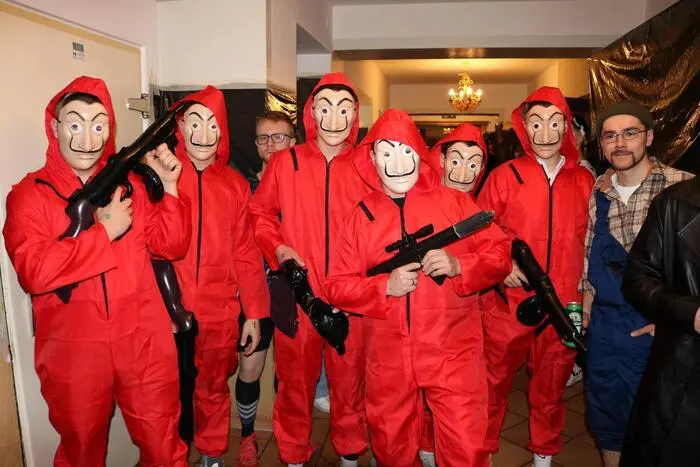 Zum Höhepunkt des Abends zählte die Maskenprämierung. Eine fachkundige Jury, bestehend aus Mitgliedern des Strallegger Gemeinderats, wählte die Gewinnerinnen und Gewinner. Keine leichte Aufgabe, gab es doch zahlreiche originelle Ideen und Kostüme.