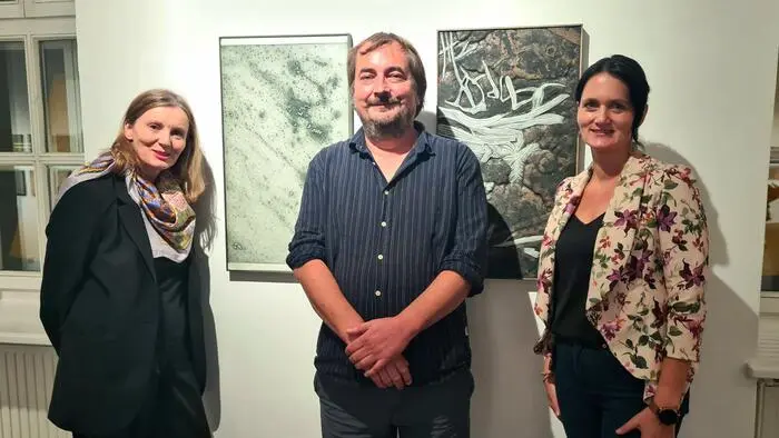 Unter dem Motto „Aus weiter Nähe“ werden derzeit Werke vom Künstler Nikolaus Lapuch (Mitte) im Salon des Kunsthauses Köflach präsentiert.