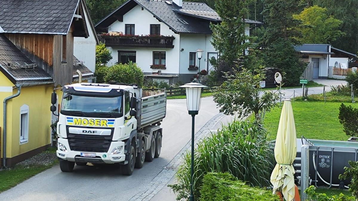 Ein Lkw in Untergrimming am Rückweg von der Deponie