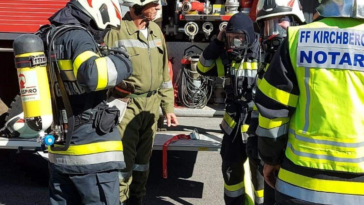 Die Einsatzkräfte der Feuerwehren mussten mit schwerem Atemschutz vorgehen