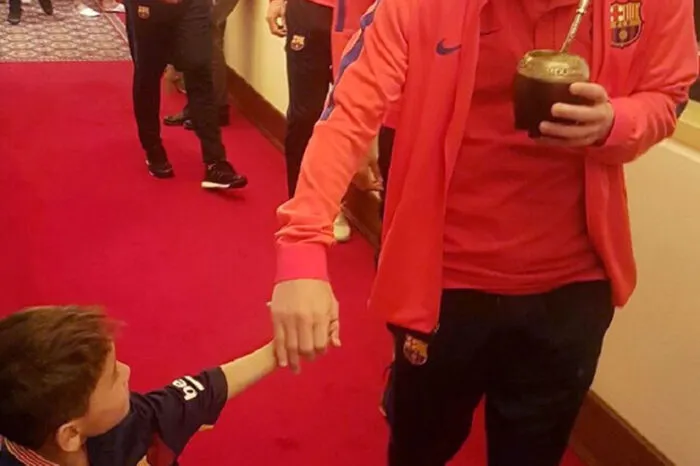 Die Organisatoren der Fußball-WM 2022 arrangierten am Dienstag ein Treffen der beiden, danach durfte Murtasa auch einem Freundschaftsspiel des Messi-Clubs FC Barcelona in Doha beiwohnen.
