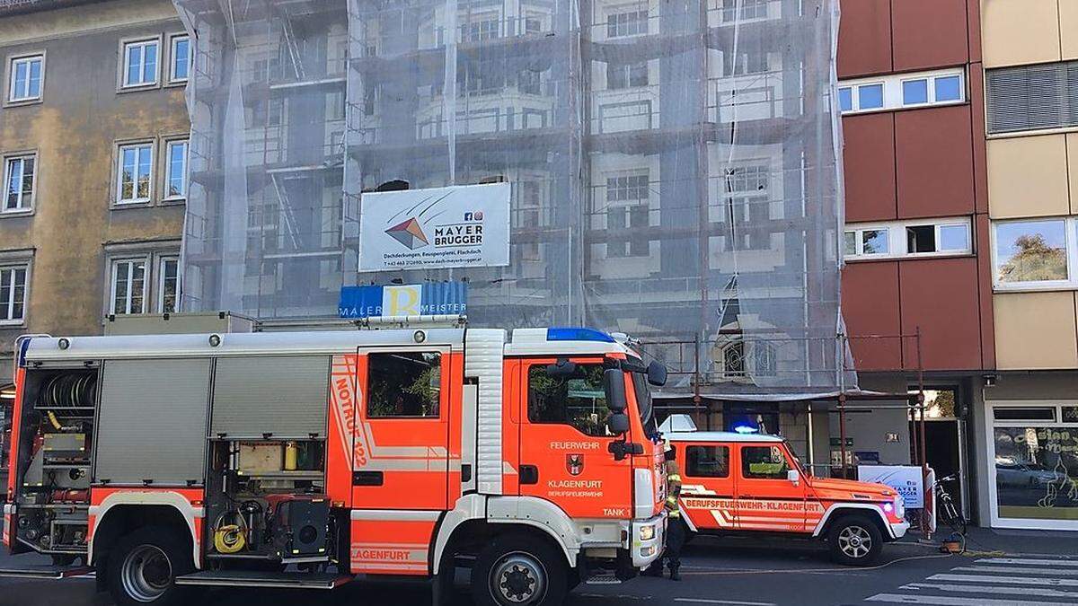 Die Feuerwehrleute drangen mit schwerem Atemschutz in das Gebäude vor 