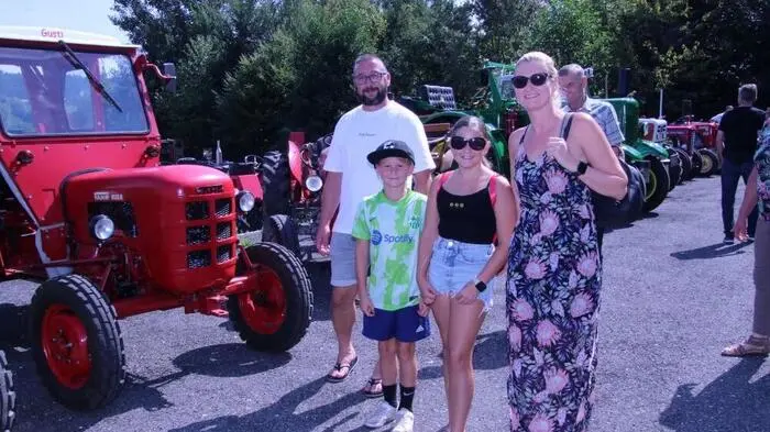 Über 300 Traktoren, PKW, Motorräder und Mopeds, manche von ihnen bereits Jahrzehnte alt, und viele, viele Besucher, ...
