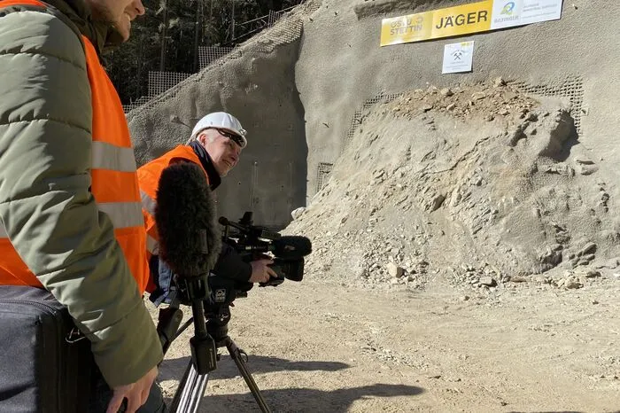 Vor dem Durchbruch waren alle Kameras und Augen auf den Tunneleingang gerichtet