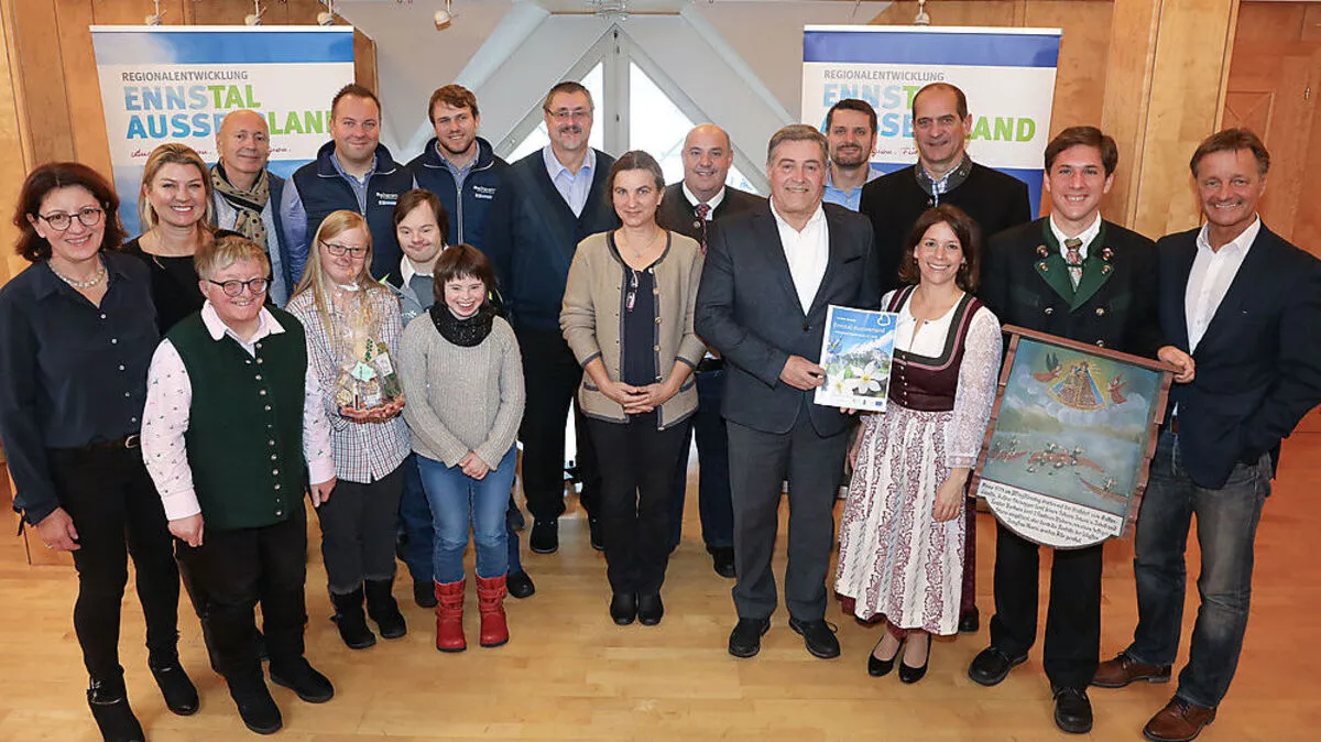 Die Initiatoren der Projekte mit Barbara Schiefer und Leaderregions-Obmann Albert Holzinger