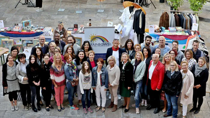 Bei strahlendem Sonnenschein fand am Samstag in Graz der 2. Promiflohmarkt im Landhaushof statt. Viele Prominente verkauften dabei Stücke aus ihrem persönlichen Fundus. Das Geld kommt Rainbows Steiermark zugute.