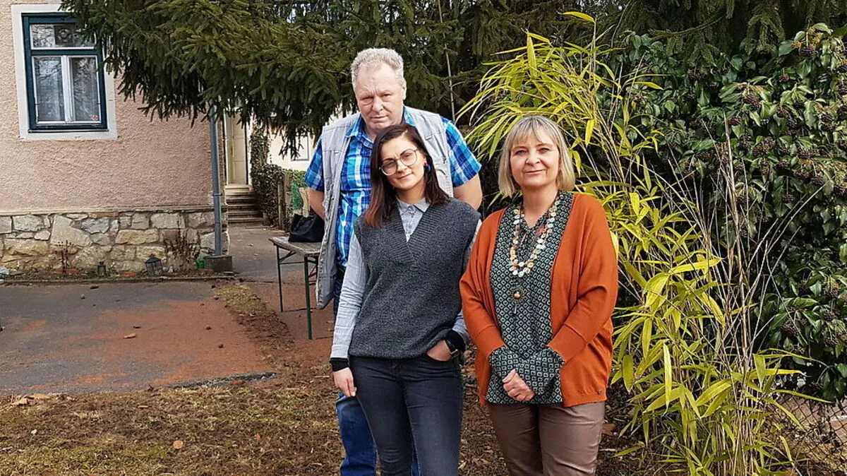 Claudia Klimt-Weithaler, Sabine Wagner und Werner Winter (von rechts) von der KPÖ vor dem Hildegard-Burger-Haus in Voitsberg