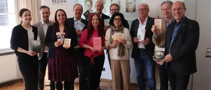 Eva Lassnig (Projektleiterin), Claus Schwarz (Buchhandlung Plautz), Bernadette Wilhelm, Christoph Stark (Bürgermeister Gleisdorf), Elke Kapper (Öffentliche Bücherei Nitscha), Gerwald Hierzi (Kultur und Marketing Gleisdorf), Birgit Ferstl (Stadtbücherei Gleisdorf), Werner Höfler (Bürgermeister Hofstätten/Raab), Hans Peter Zaunschirm (Bürgermeister Ludersdorf-Wilfersdorf), Karl Bauer (Kulturreferent), Robert Schmierdorfer (Bürgermeister Albersdorf-Prebuch)